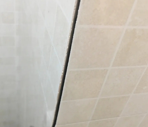 道真仡瓷砖空鼓维修公司分享阳台瓷砖脱落的修复过程可以分为以下几个步骤