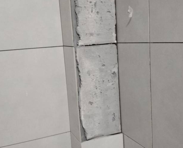 道真仡瓷砖空鼓维修公司分享下瓷砖施工前基层浇水润湿程度不足，可能导致以下问题