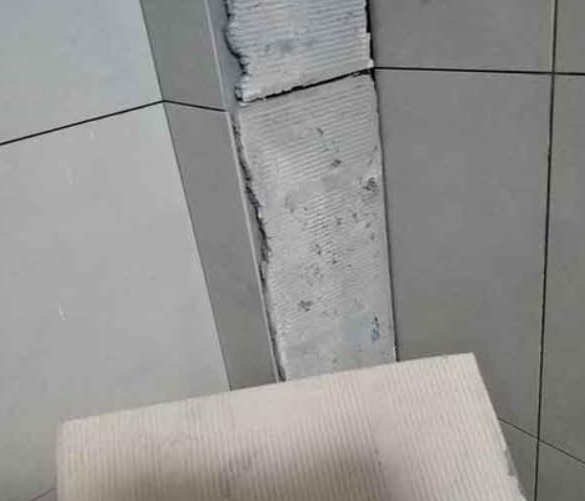 道真仡瓷砖空鼓维修公司分享下厨房瓷砖脱落的补救措施。